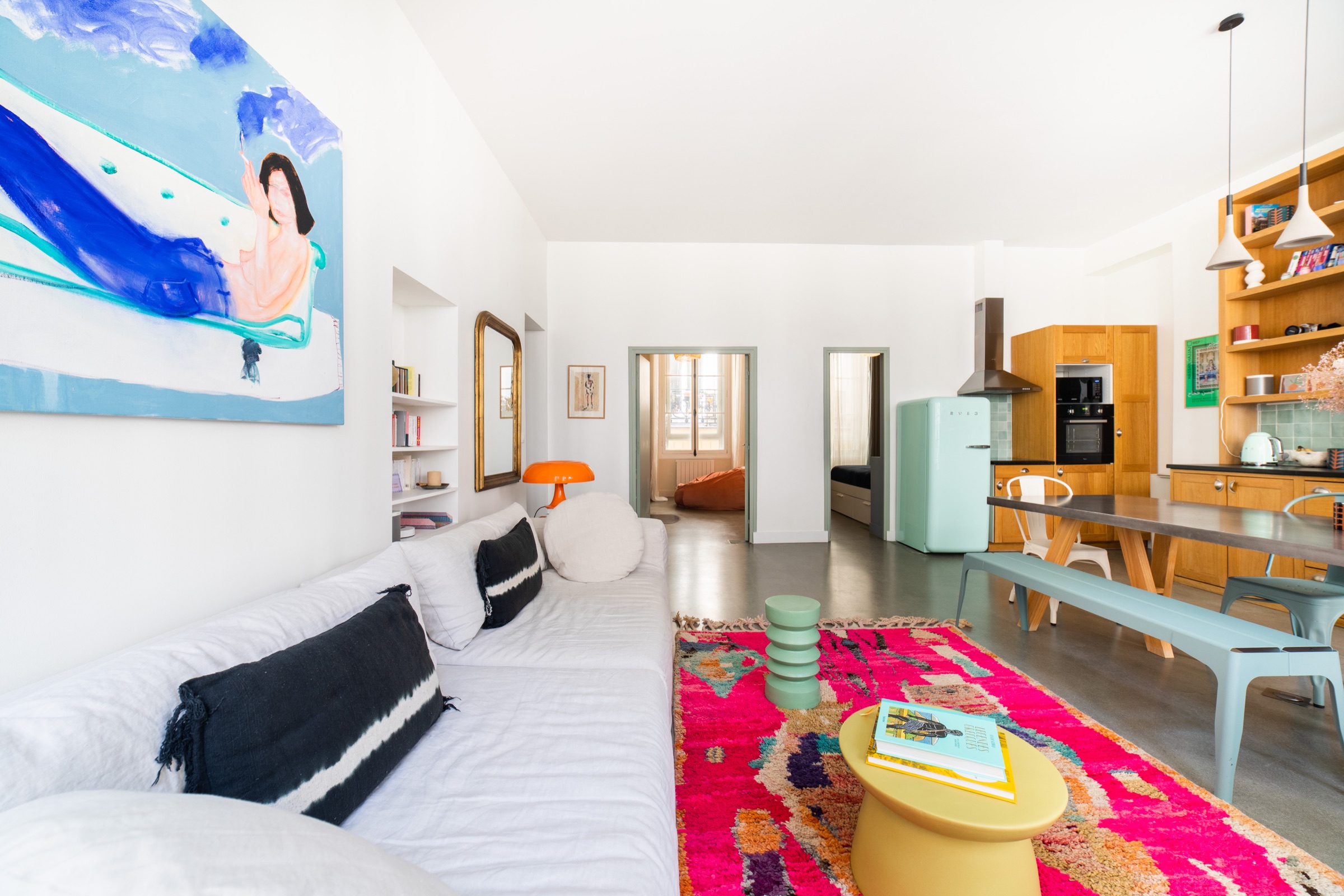 Perspective du salon vers la cuisine