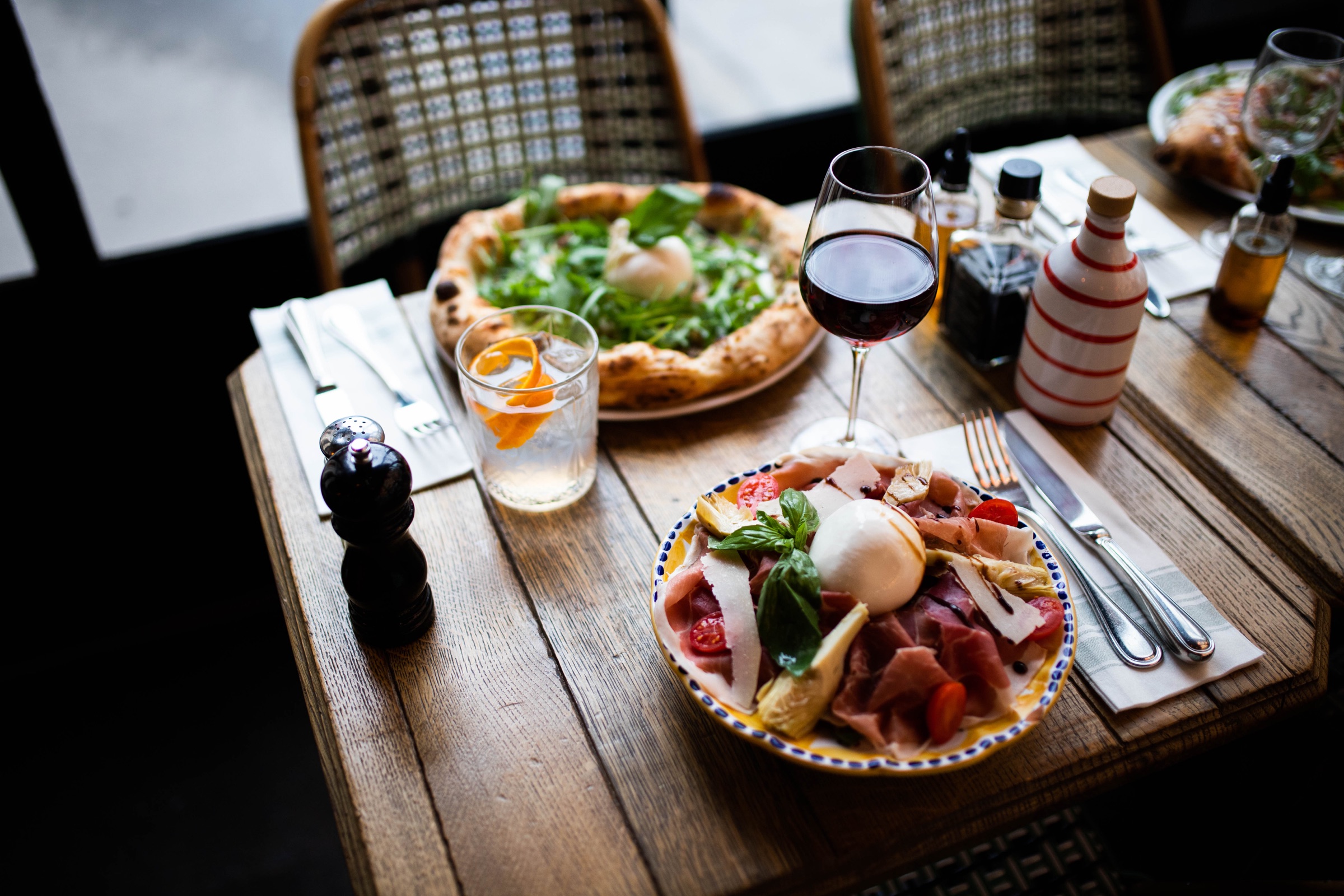 Assiette italienne et pizza à partager