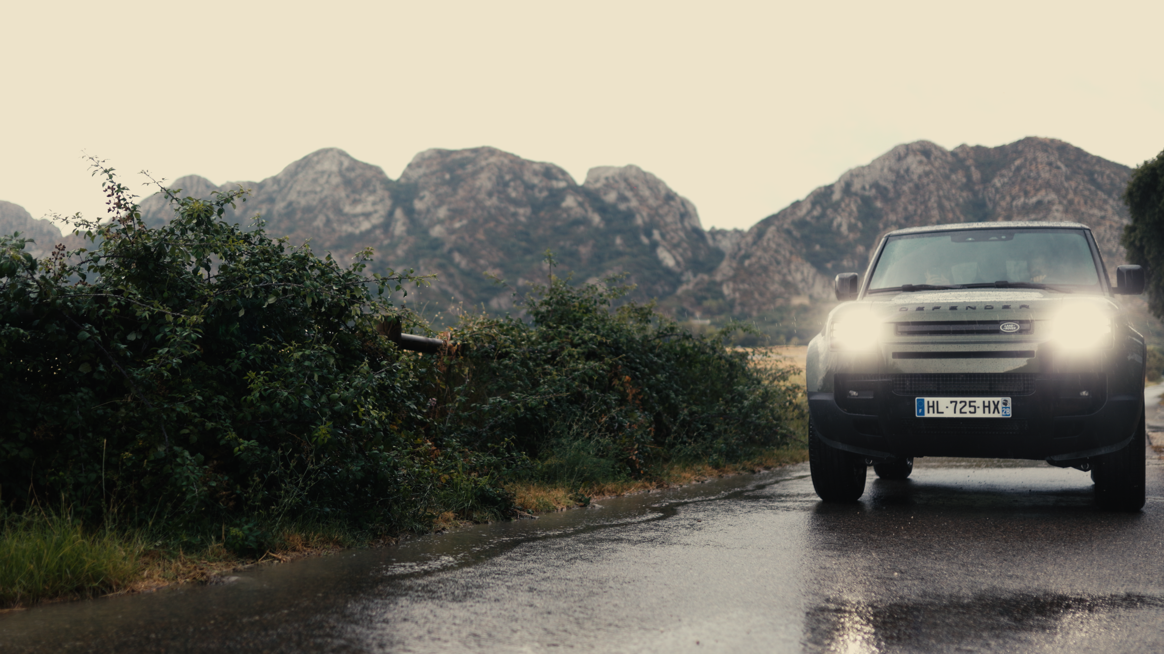 Defender de face sur une route des Alpilles