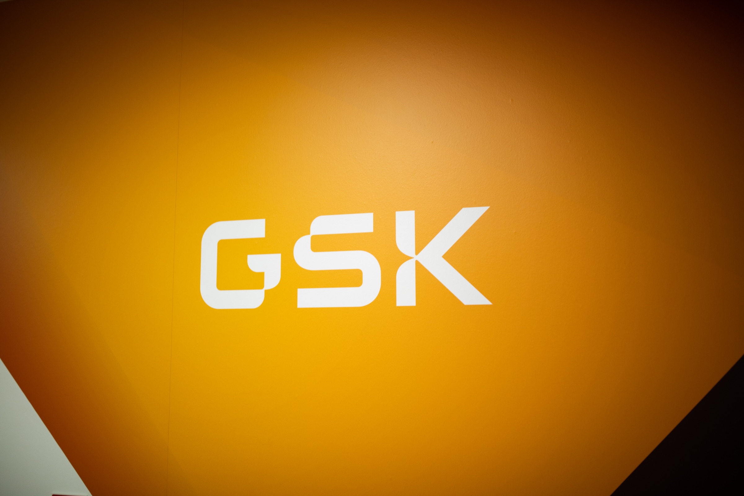 Signature GSK sur un mur orange