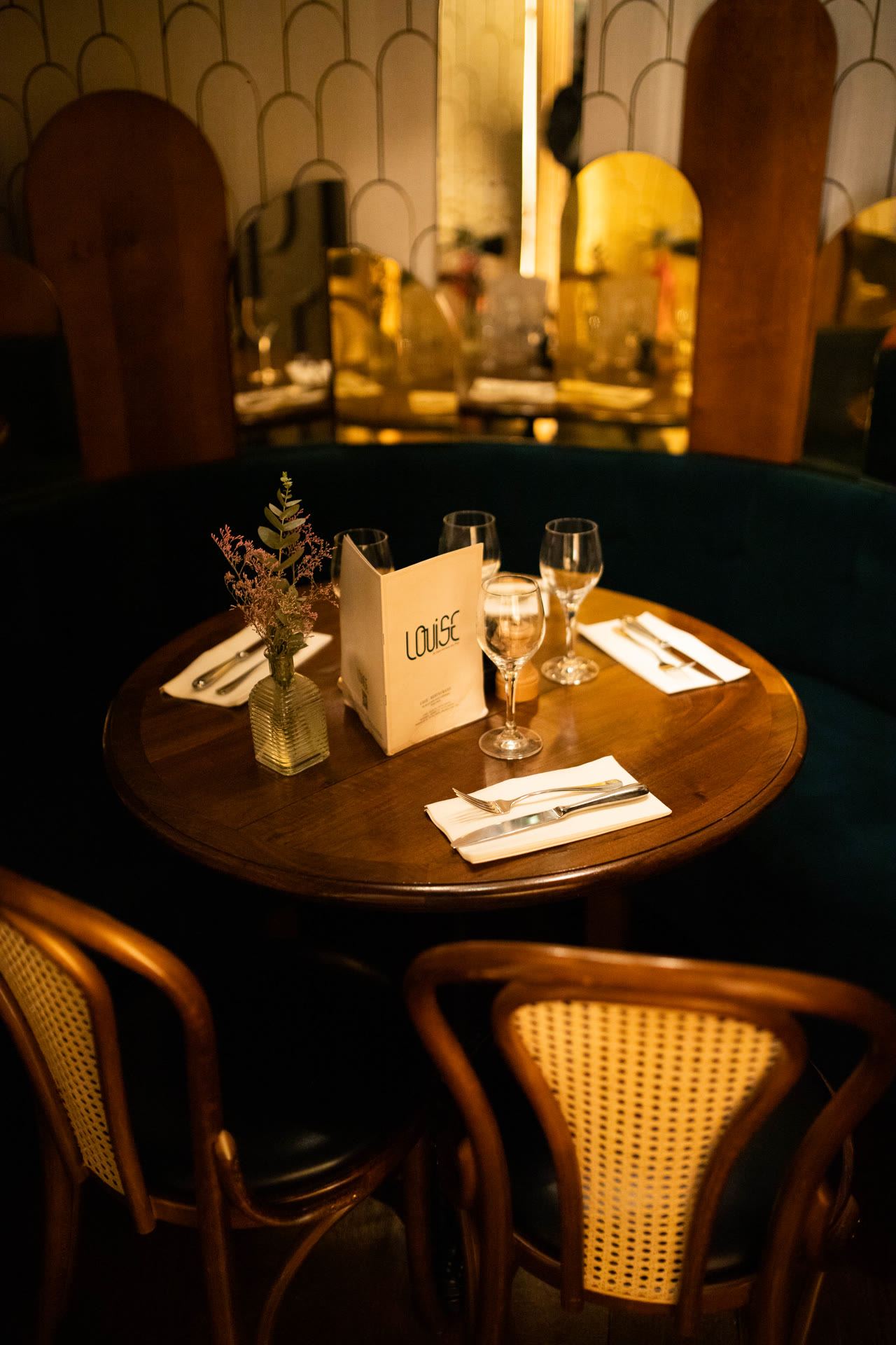 Table dressée au restaurant Louise