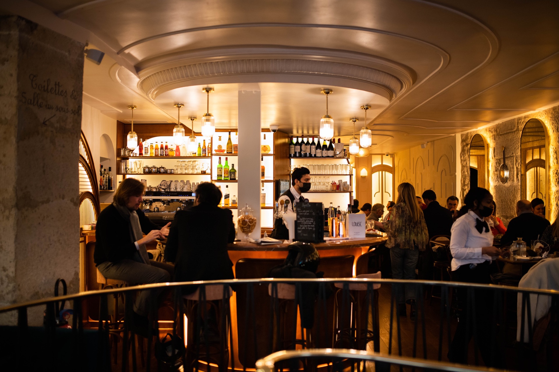 Salle animée autour du bar