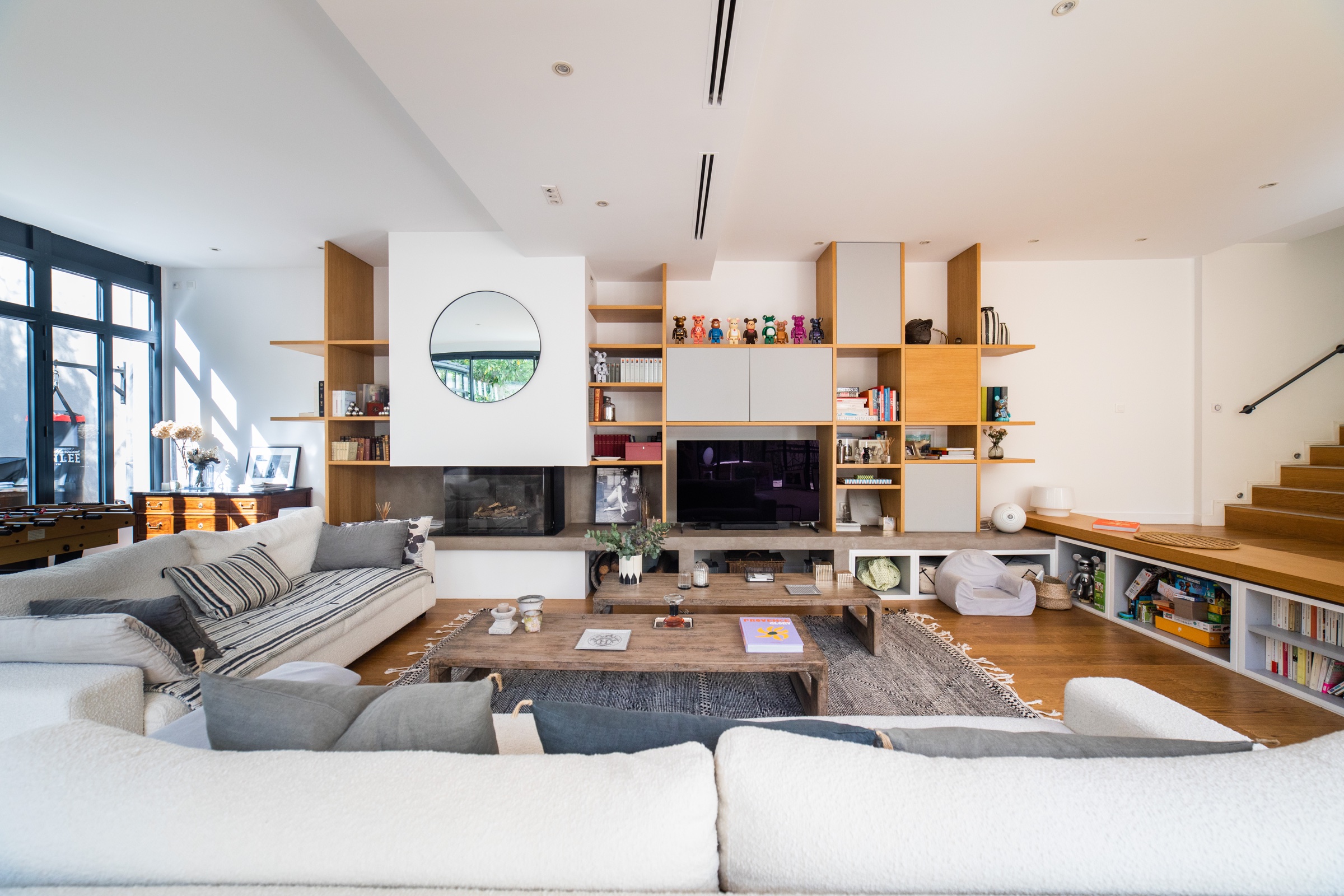 Salon et rangements en bois sur mesure