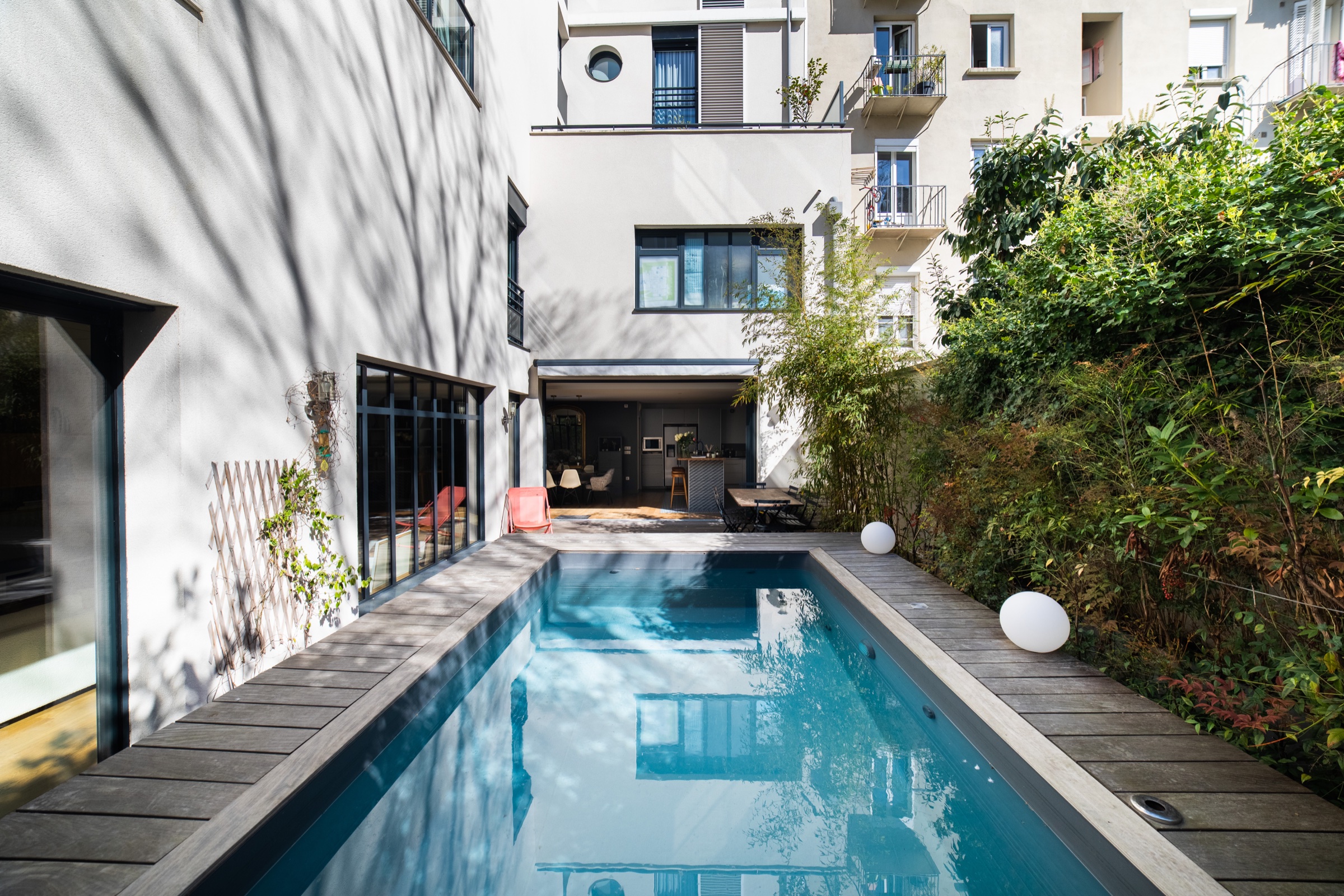 Piscine au cœur du jardin intérieur