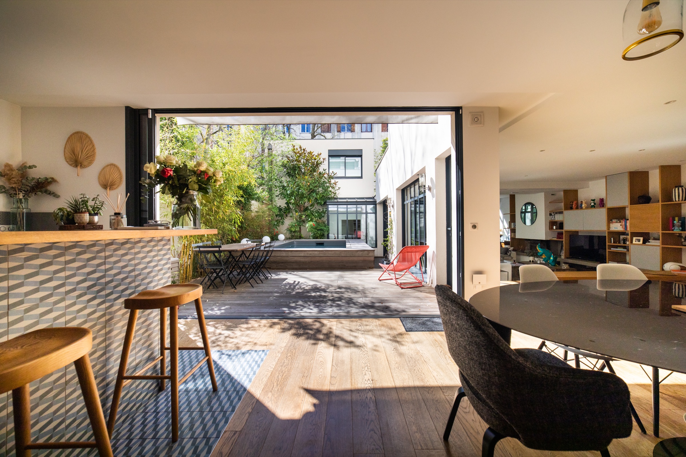 Cuisine ouverte sur la terrasse et la piscine