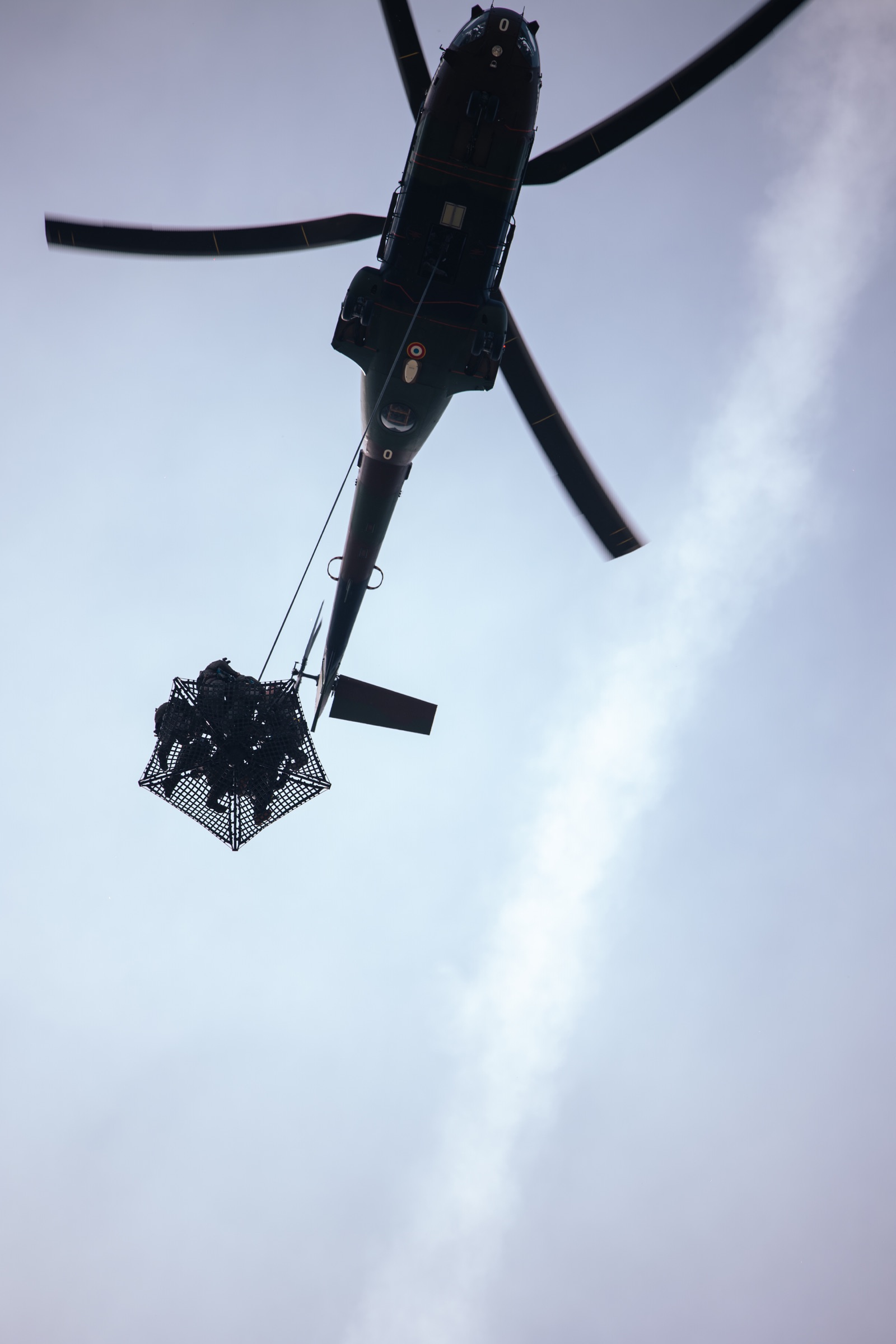Hélicoptère transportant une équipe du RAID