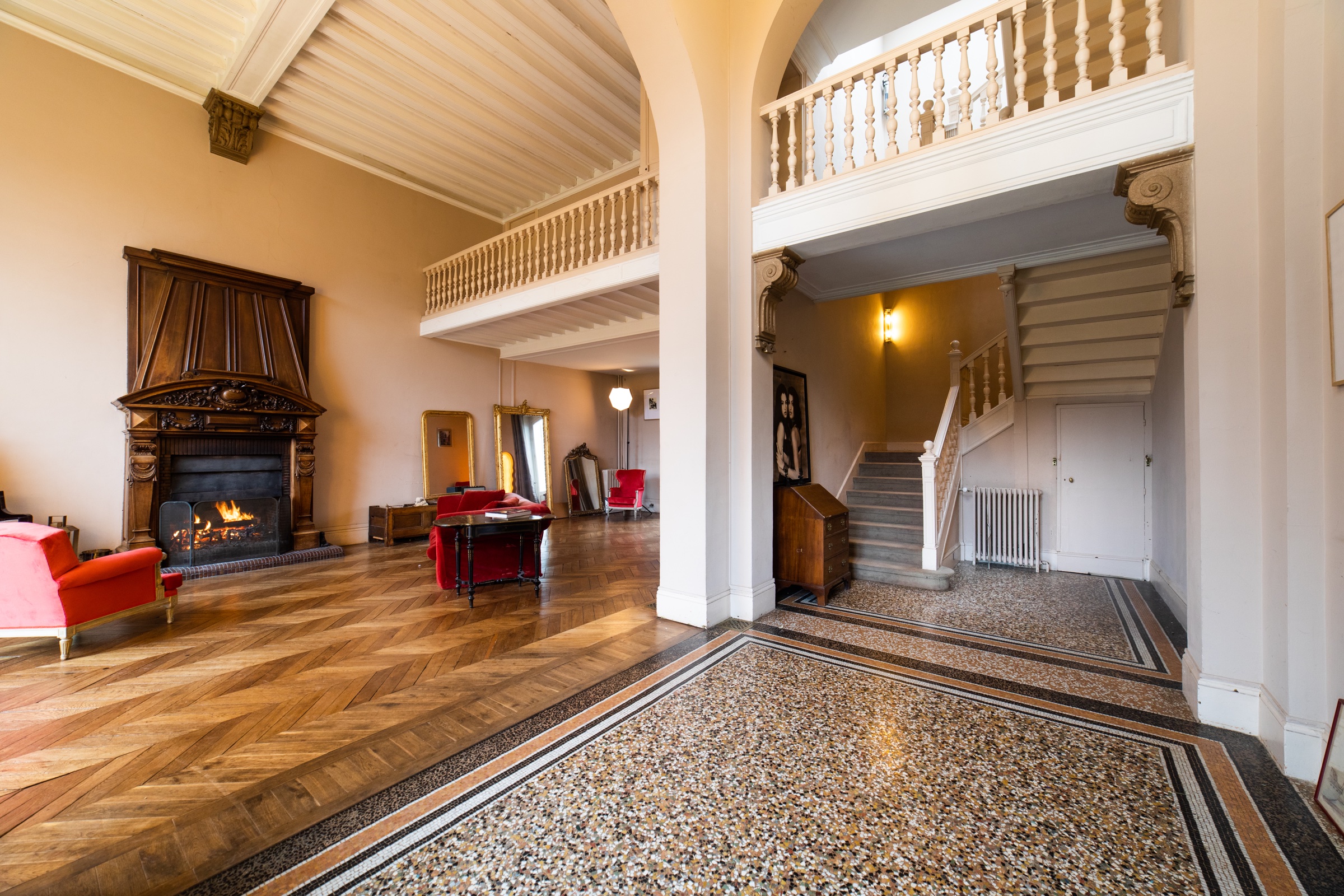 Architecture intérieure du salon et de l'escalier