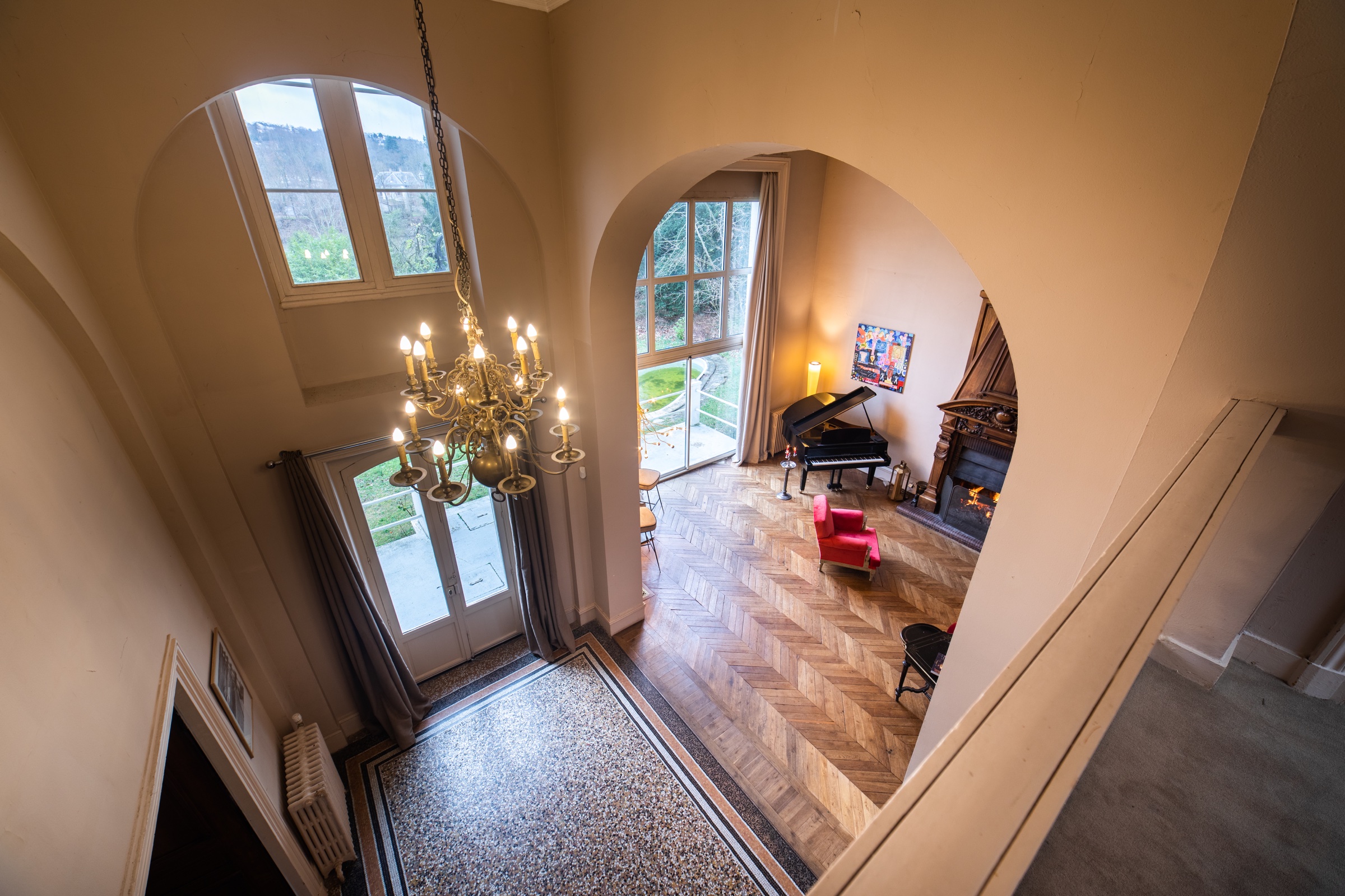 Vue plongeante sur le hall et le salon