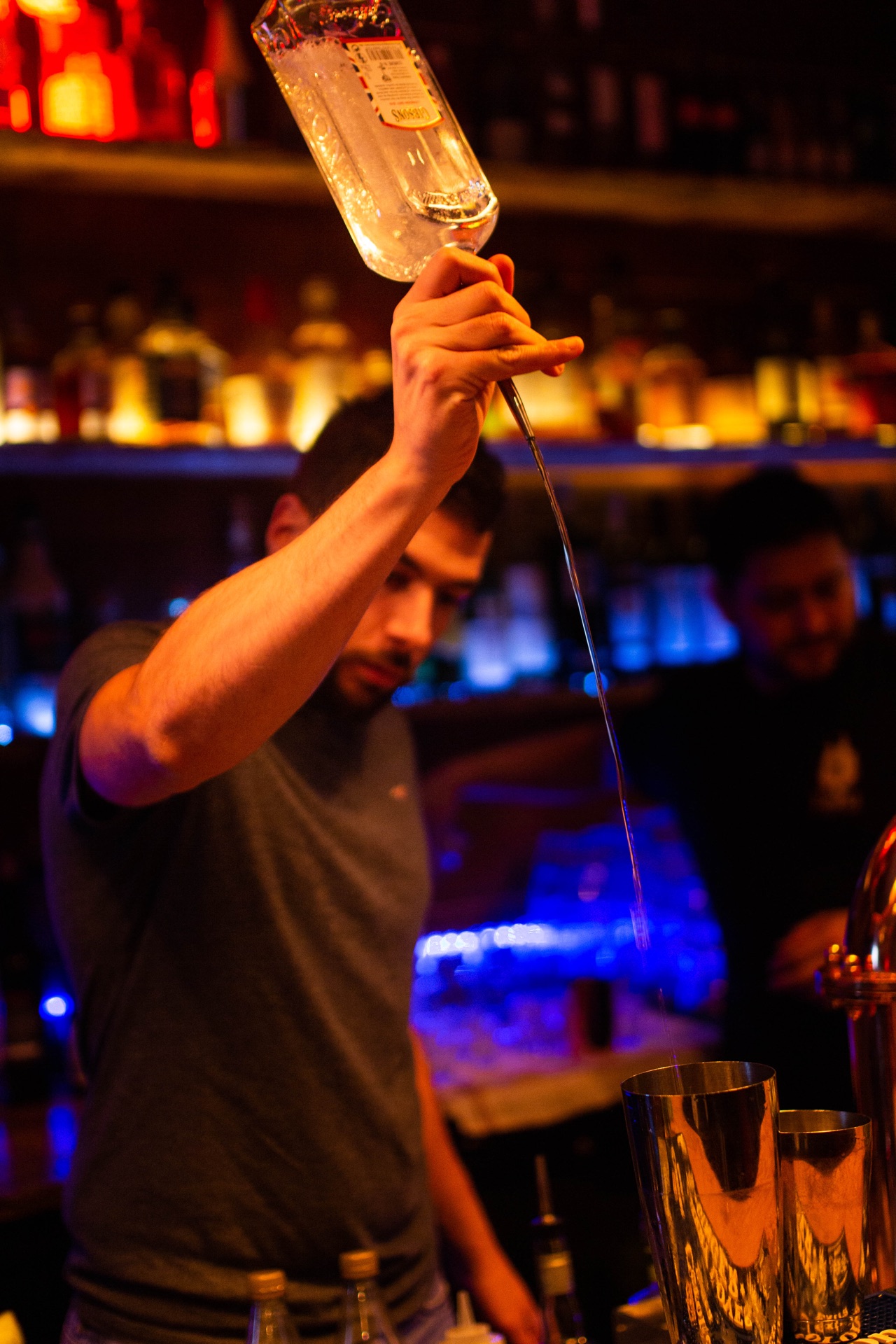 Barman réalisant un long versement