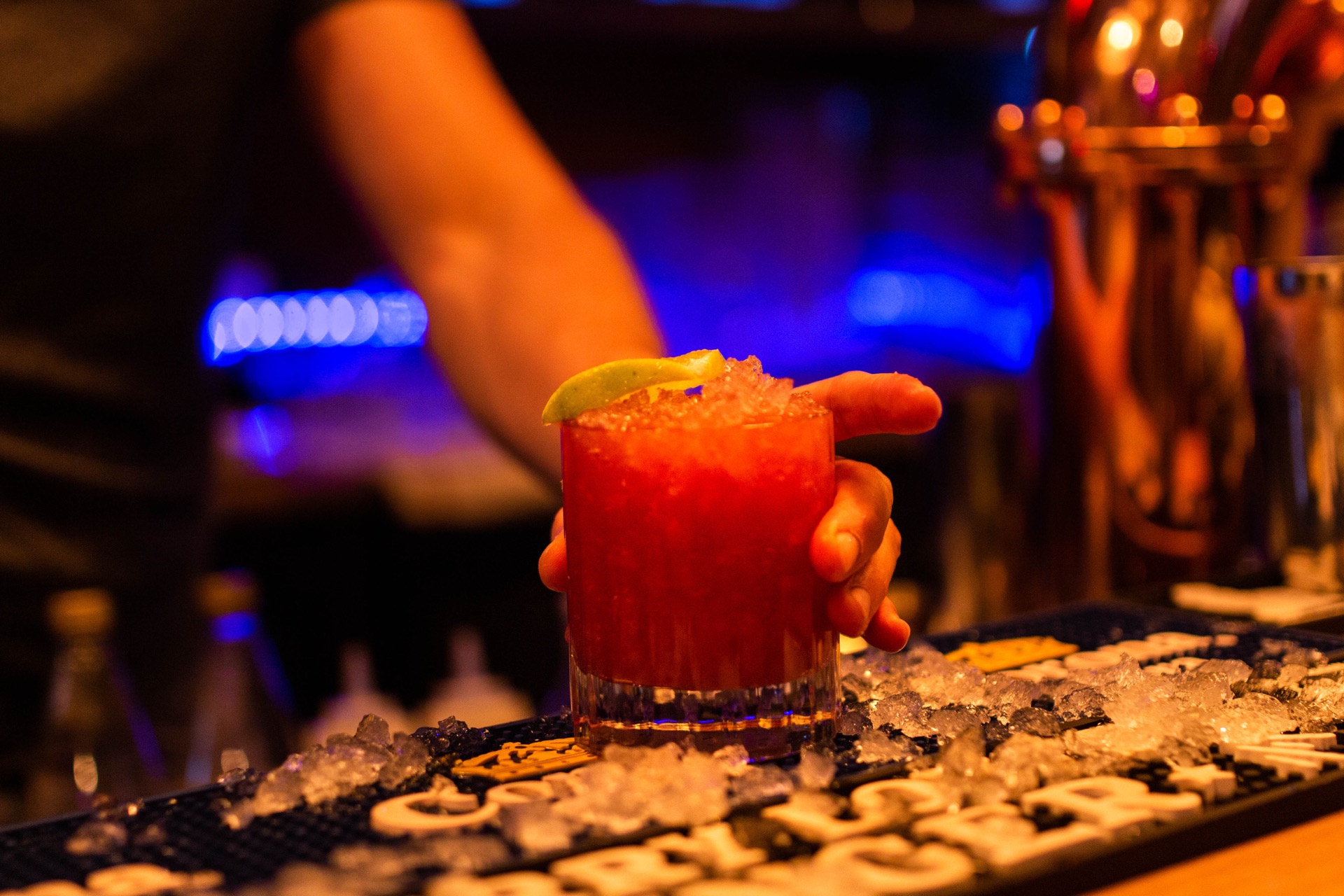 Cocktail rouge servi sur glace
